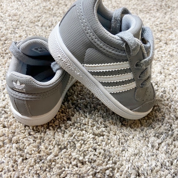 🍉Gray Adidas Toddler size 4K Tennis Shoes - Picture 3 of 8